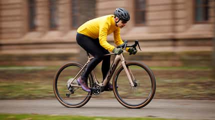 KTM Gravelator SX10,E-Gravelbike,Test,Action,schräge Ansicht