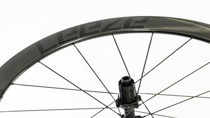 Die Felge der neuen Leeze CC Pro-Laufräder kommt in einem Hochglanz-Carbon-Look.