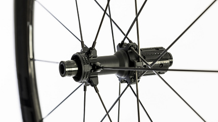 Um die Carbonspeichen aufnehmen zu können, wurde die Nabe überarbeitet.