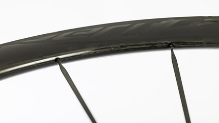 Aufnahme der Carbonspeichen am Aerycs Aero CS Aufnahme der Carbonspeichen am Aerycs Aero CS