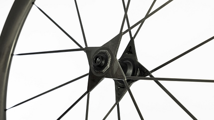 Der auffällige, sternförmige Carbonflansch der Naben am Aerycs Aero CS Der auffällige, sternförmige Carbonflansch der Naben am Aerycs Aero CS