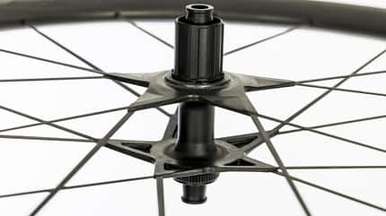 Der auffällige, sternförmige Carbonflansch der Naben am Aerycs Aero CS in Seitenansicht Der auffällige, sternförmige Carbonflansch der Naben am Aerycs Aero CS in Seitenansicht