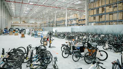Blick in eine Halle voller Fahrräder.  