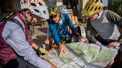 Südtirol,MTB-Fahrer gebeugt über Karte