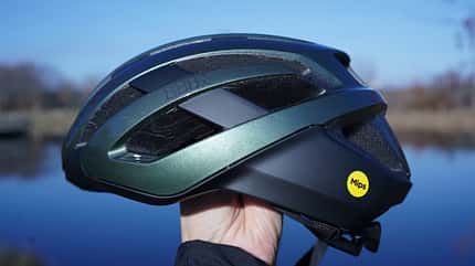 BBB Cycling Karma MIPS,Fahrradhelm,Ansicht Seite in Hand