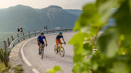 Südtirol,Rennrad,zwei Fahrer,Kurve