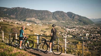 Südtirol,Meran,zwei Rennradfahrerinnen,Ausblick,Pause