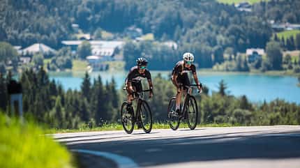 Salzkammergut,Reise,Rennrad,Zwei Radfahrer klettern die Straße hoch