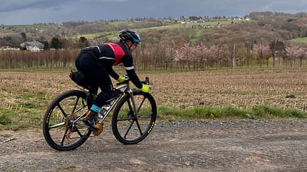 Chiru Veldt 32 Zoll Gravelbike im Schotter-Einsatz Chiru Veldt 32 Zoll Gravelbike im Schotter-Einsatz