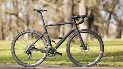 Rennrad, Carbonrahmen, Scheibenbremsen, Straßenrad, Fahrrad, Zipp-Laufräder, Dropbar, Leichtbau, Sportfahrrad Rennrad mit Carbonrahmen und Scheibenbremsen, seitlich auf einem Weg im Park fotografiert.