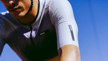 Santini,Polartec,Aero-Race-Trikot,Siitz der Ärmel am Fahrer