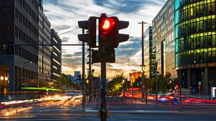 Rote Ampel in der Rush Hour am Potsdamer Platz in Berlin Rote Ampel in der Rush Hour am Potsdamer Platz in Berlin