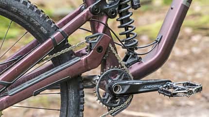 Mountainbike, Fully, Hinterbau, RockShox, Federbein, Shimano Deore, Kettenantrieb, Bike-Komponente, MTB Beerfelden, 2024 Detailaufnahme des Hinterbaus und Antriebs eines Mountainbikes mit RockShox-Federbein und Shimano Deore Kurbel.