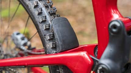 Mountainbike, Kettenstrebenschutz, Hinterbau, MTB, Rahmendetail, Offroad-Reifen, Fahrradtechnik, Beerfelden, 2024 Detailaufnahme eines Mountainbike-Hinterbaus mit Kettenstrebenschutz und grobstolligem Hinterreifen. Das Bild zeigt einen Teil des Rahmens, die Kettenstrebe und den Schutz vor Kettenschlägen.