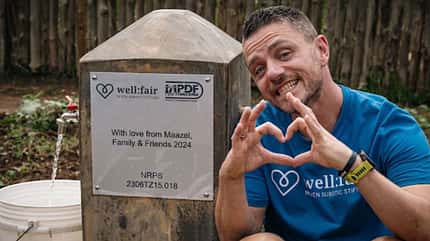 Marcel Martens an einem mit Spendengeldern finanzierten Brunnen in Afrika