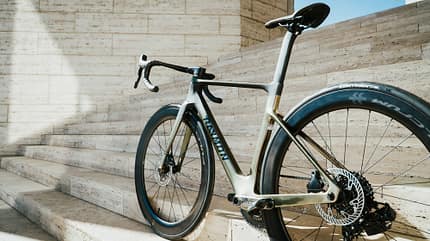 Raymon Arva Elite,Aerorennrad,Ansicht von schräg hinten auf Stufen