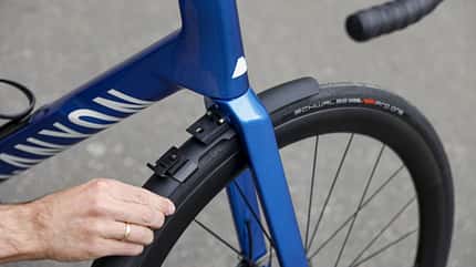 Canyon Endurace CF SLX Rennrad Komfort Langstrecke Detail Schutzblech