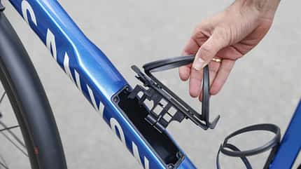 Canyon Endurace CF SLX Rennrad Komfort Langstrecke Detail Staufach unter Flaschenhalter