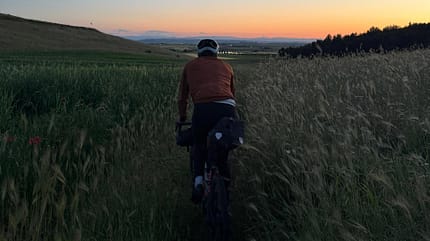 Jonas Deichmann und Josefine Rutkowski auf ihrer Tour Around Europe, Woche 02, Jonas im Gras