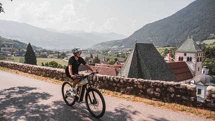 Adlerbrücke, Bike, Mountainbike, Neustift, Novacella, Radfahren, Radtour, bicicletta, bike, biken, ciclabile, citta, e-MTB, e-bike, ponte aquila, Bicycle, Boy, Cycling, Helmet, Male, Person, Shoe, Teen, Vehicle