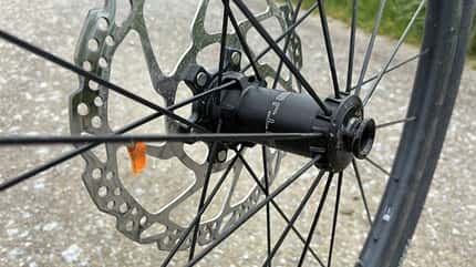 Vorderradnabe mit radialer Einspeichung bei den Zeitjäger Pro 45G-Laufrädern von Storck