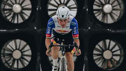 Remco Evenepoel mit dem neuen Specialized Evade 4 im Windkanal