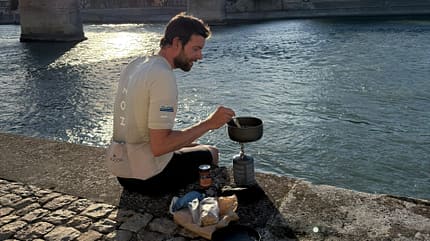 Jonas Deichmann und Josefine Rutkowski auf ihrer Tour Around Europe, Woche 04, Pause am Fluß Jonas Deichmann und Josefine Rutkowski auf ihrer Tour Around Europe, Woche 04, Pause am Fluß