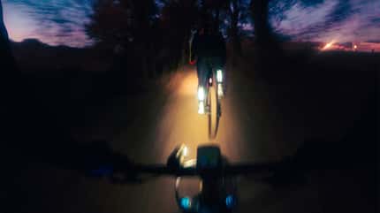 Nachts mit dem Mountainbike fahren, Dämmerung im Hintergrund Nachts mit dem Mountainbike fahren, Dämmerung im Hintergrund