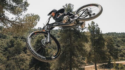 Für 2027 bringt Mondraker zwei neue Gravity-Bikes.