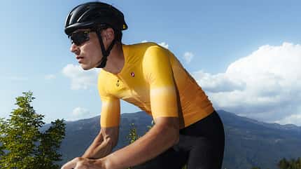 Adult, Bicycle, Cycling, Helmet, Male, Man, Person, Shorts, Transportation, Vehicle Die neue "Hot Weather"-Kollektion von Castelli.