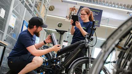 Zwei Mitarbeitende von Rebike in der Werkstatt.