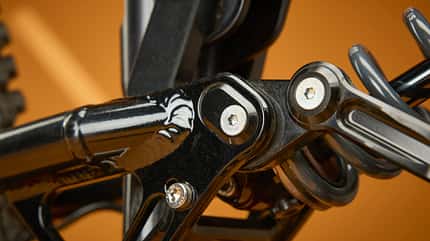 Dedicated Senduro, Mountainbike, Fully, Hinterbau, Federung, Umlenkhebel, Fahrradtechnik, Enduro-Bike, Rahmen, Fahrradkomponente Detailaufnahme des Hinterbaus eines Dedicated Senduro Mountainbikes, Fokus auf das Federungssystem und die Umlenkhebel.