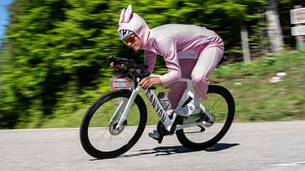 Rosa Hase auf Canyon Aeroad mit Wasted Watts Tracker