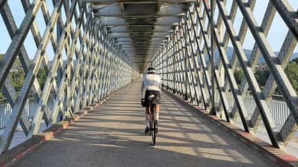 Jonas Deichmann und Josefine Rutkowski auf ihrer Tour Around Europe, Woche 07 Brücke Jonas Deichmann und Josefine Rutkowski auf ihrer Tour Around Europe, Woche 07 Brücke