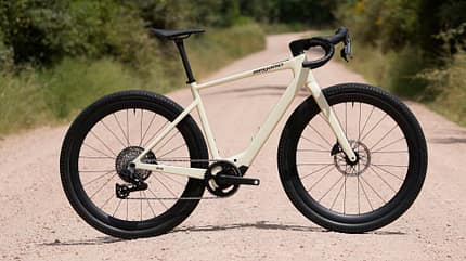 Megamo Along E-Gravelbike Standbild seitlich Megamo Along E-Gravelbike Standbild seitlich