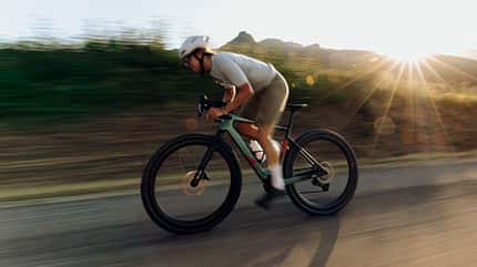 Megamo Along E-Gravelbike Fahrszene auf Straße