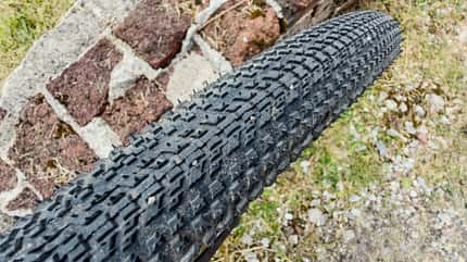 Hutchinson Touareg Race GS,Gravelreifen,Gravel Racing,Profil mit verklemmten Steinchen.