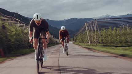 DNaero,bikes,uvex,Helmet,Person,skiing,summer,uvex sports,Glove,Transportation,uvx,ueberall.,Adult,Bicycle,Clothing,Cycling,Male,Vehicle uvex,Rennradhelme,Rennradfahrer,Weinberge