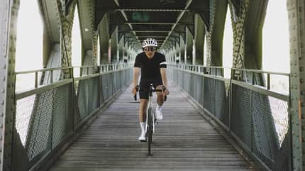 uvex,Image,Bike & Eyewear,25-26 uvex,Rennradhelme,Brücke,Rennradfahrer