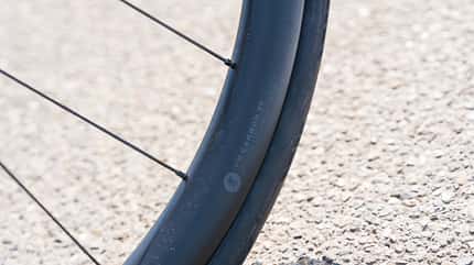 Van Rysel RCR-R CF,Rennrad,ROADBIKE Test,Laufrad, Carbon-Hinweis Van Rysel RCR-R CF,Rennrad,ROADBIKE Test,Laufrad, Carbon-Hinweis