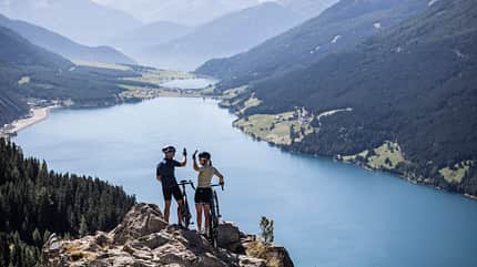 ,GBH,MTS,Nauders Nauders,Gravel-Event Golden Days,Gravelbike,Ausblick und abklatschen mit Partner