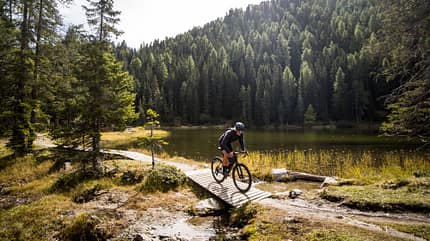 3Länder,Aspero,GRAVELBIKE,Grail,Gravel,Ines,Max,Nauders,Reschen,Reschenpass,Tirol,cervelo aspero,áspero Nauders,Gravel-Event Golden Days,Gravelbike,kleine Brücke am See,Fahrerin