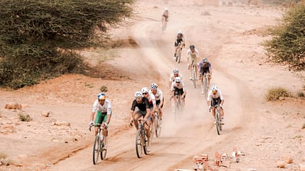Sahara Gravel Race,Gravel-Event,Wüste,Reportage,mehrere Fahrer auf Sandweg Sahara Gravel Race,Gravel-Event,Wüste,Reportage,mehrere Fahrer auf Sandweg
