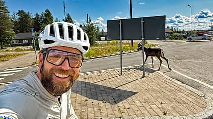 Tour Around Europe mit dem Gravelbike, Woche 13, Jonas mit Rentier Tour Around Europe mit dem Gravelbike, Woche 13, Jonas mit Rentier