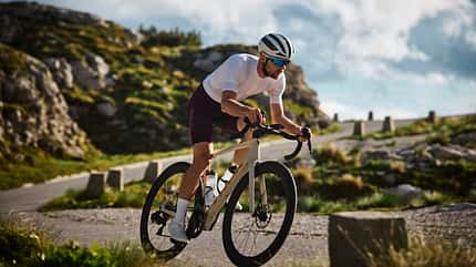 Trek Domane Rennrad Endurance Fahrbild Abfahrt Einzeln Trek Domane Rennrad Endurance Fahrbild Abfahrt Einzeln