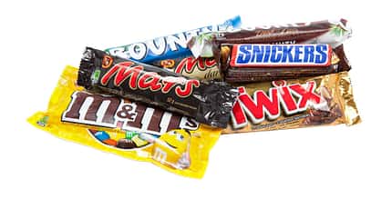 Mars Incorporated, Schokoriegel, Bounty, Mars, Snickers, Twix, m&m's, Süßwaren, Schokolade, Verpackung, Junkfood, Food, Studioaufnahme, weißer Hintergrund Verschiedene Mars Incorporated Schokoriegel (Bounty, Mars, Snickers, Twix, m&m's) auf weißem Hintergrund, Studioaufnahme.