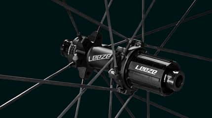 Leeze PRO Nabe mit eingespeichten Carbonspeichen