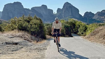 Tour Around Europe mit Jonas Deichmann und Josefine Rutkowski, Woche 17, Jonas vor Bergpanorama Tour Around Europe mit Jonas Deichmann und Josefine Rutkowski, Woche 17, Jonas vor Bergpanorama