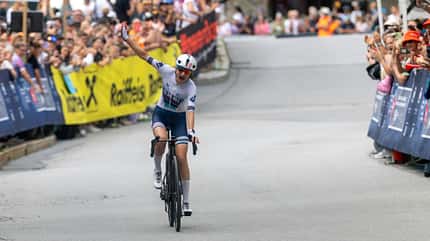 Janine Meyer jubelt mit erhobenem Arm bei ihrer Zieldurchfahrt Janine Meyer jubelt mit erhobenem Arm bei ihrer Zieldurchfahrt