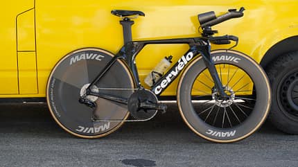 Zeitfahrrad Cervélo mit montiertem Mavic Comete 85 Vorderrad und Comete Road Disc Hinterrad. Zeitfahrrad Cervélo mit montiertem Mavic Comete 85 Vorderrad und Comete Road Disc Hinterrad.